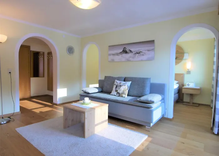 Troeber شقة Grän